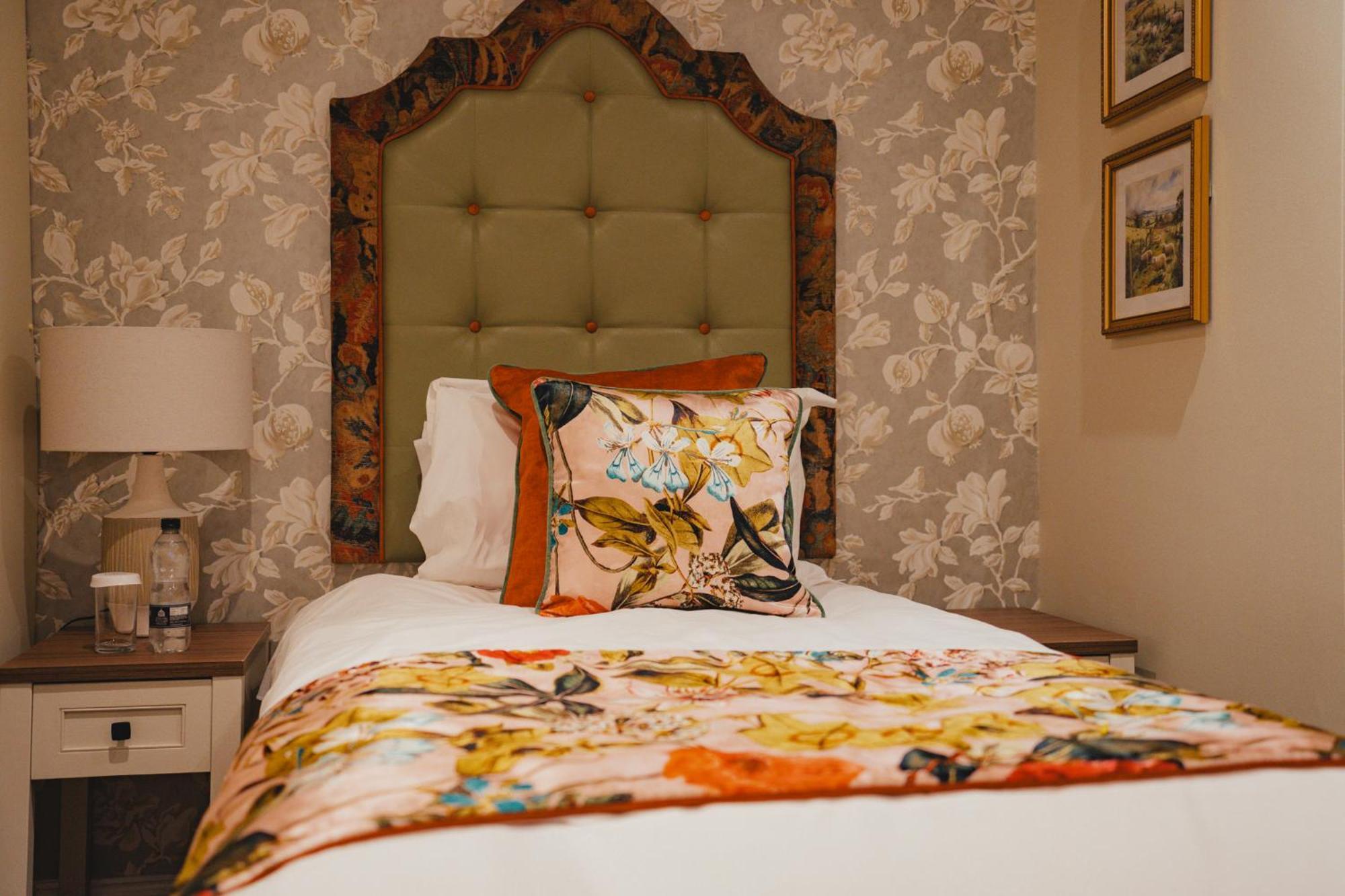 The Golden Fleece Hotel, Thirsk, North Yorkshire Bagian luar foto