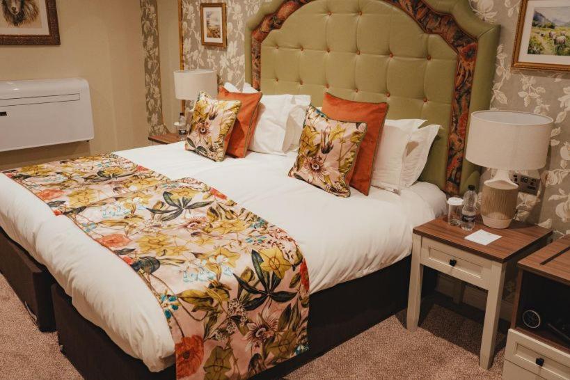 The Golden Fleece Hotel, Thirsk, North Yorkshire Bagian luar foto