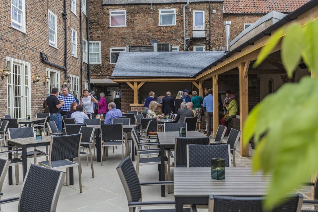 The Golden Fleece Hotel, Thirsk, North Yorkshire Bagian luar foto