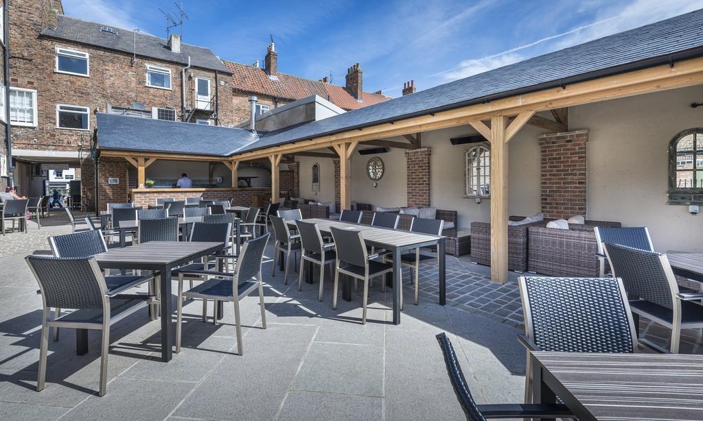 The Golden Fleece Hotel, Thirsk, North Yorkshire Bagian luar foto