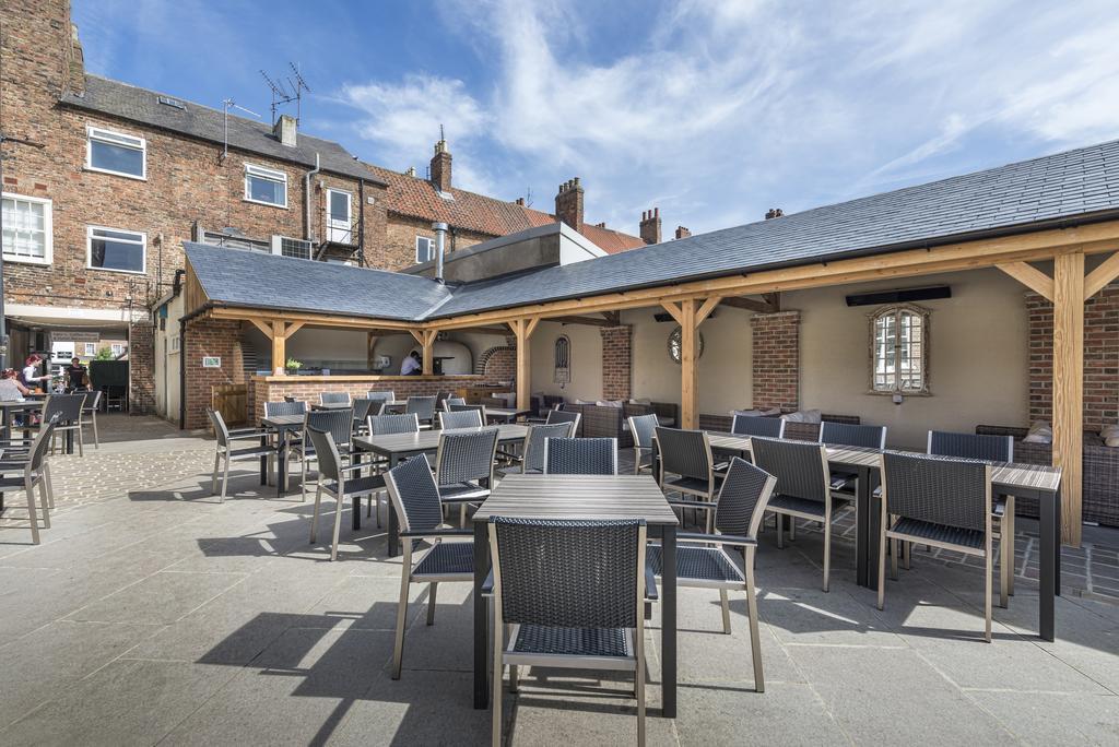 The Golden Fleece Hotel, Thirsk, North Yorkshire Bagian luar foto