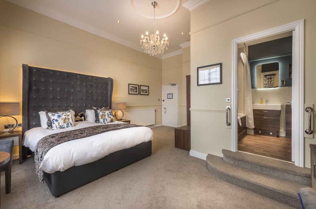 The Golden Fleece Hotel, Thirsk, North Yorkshire Bagian luar foto