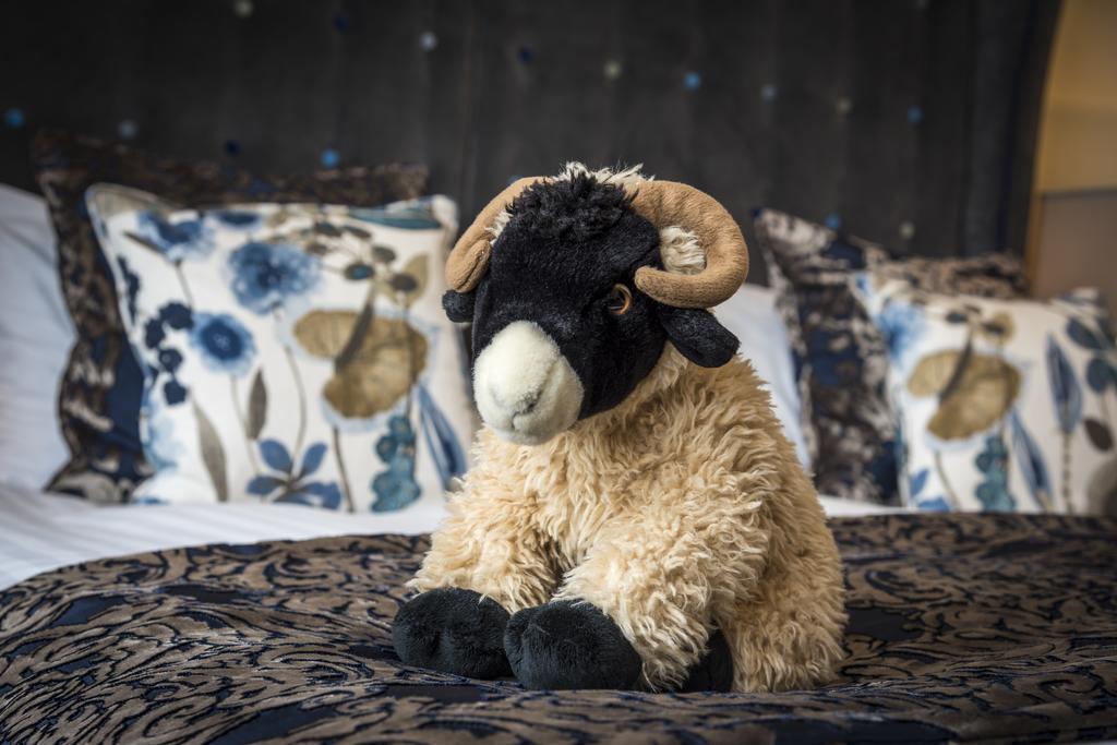 The Golden Fleece Hotel, Thirsk, North Yorkshire Bagian luar foto