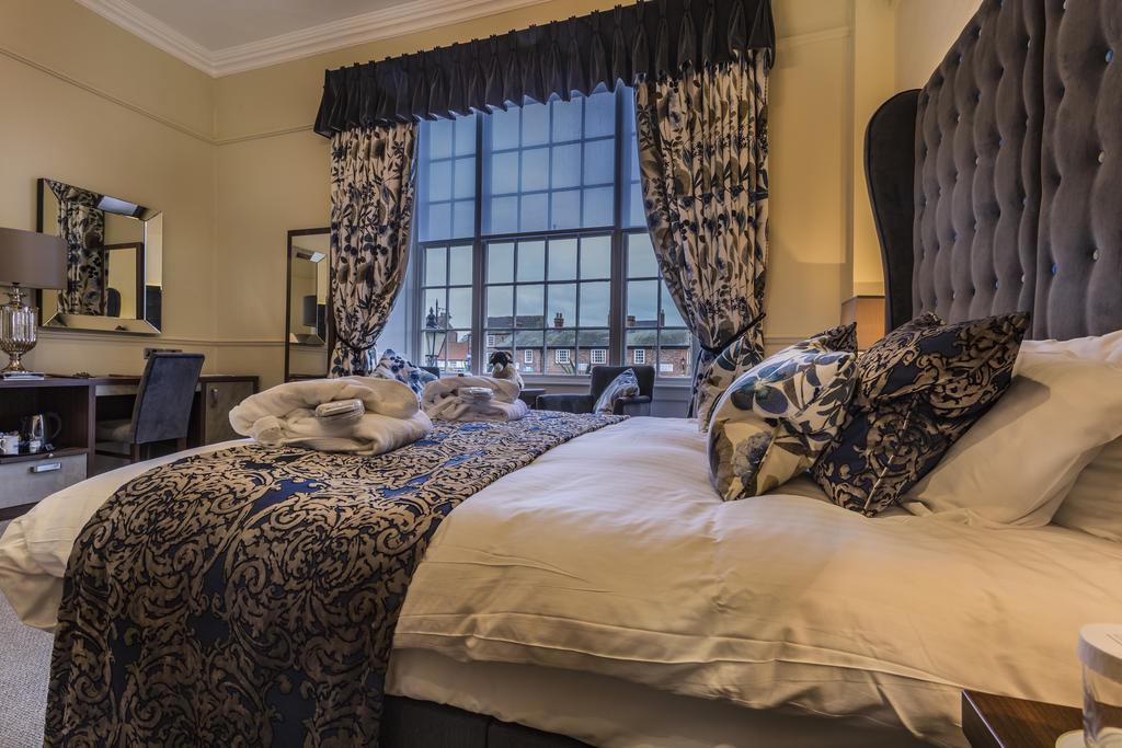 The Golden Fleece Hotel, Thirsk, North Yorkshire Bagian luar foto
