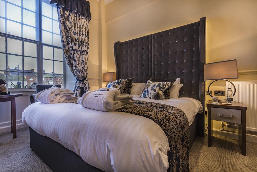 The Golden Fleece Hotel, Thirsk, North Yorkshire Bagian luar foto